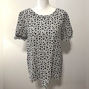 Everleigh Black and White Floral Print Short Sleeve Top Blouse. Size Medium